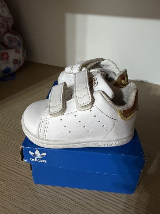Adidasi Stan Smith albi ca noi