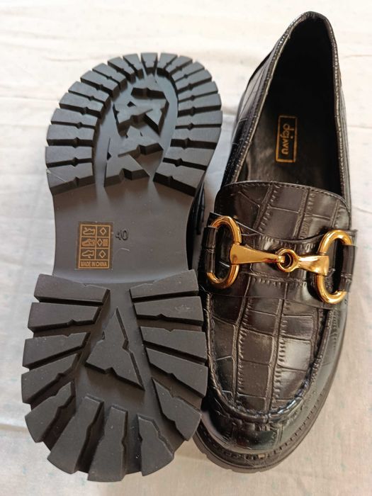 Продам женскую обувь.