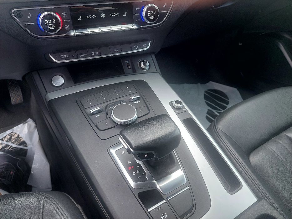 Vând Audi Q5,  2020,2l ,benzină!