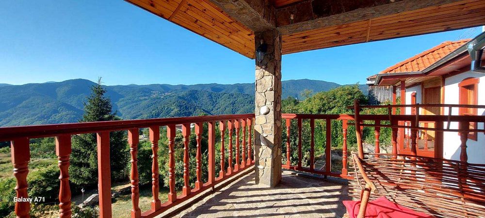 Продавам къща за живеене и къща за гости с голям двор