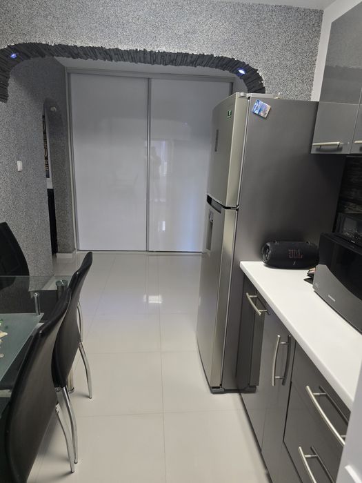 Vand apartament zona trust cu 2 camere