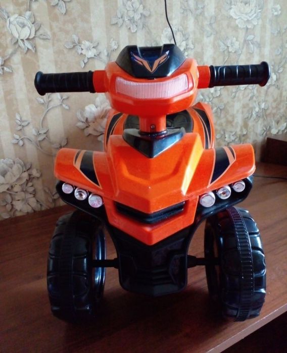 Детская игрушка толокар каталка