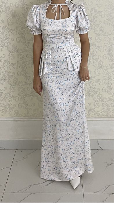 Белое атласное платье