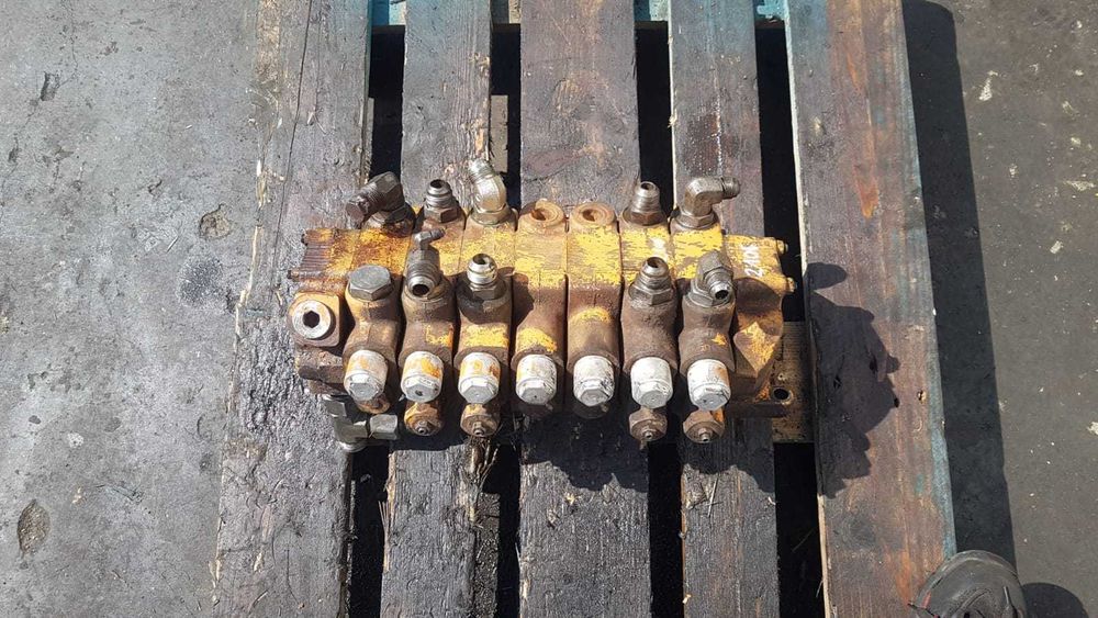 Distribuitor hidraulic spate buldoexcavator Case 580