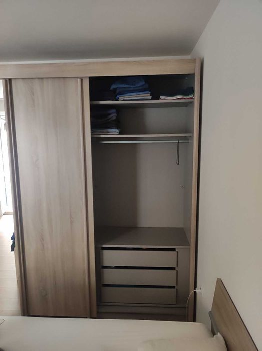 Продавам спален комплект – гардероб + легло с матрак