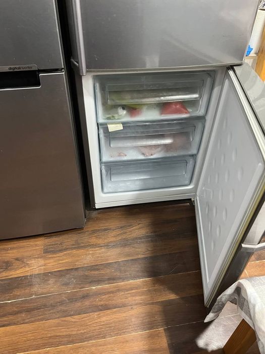 Холодильник Samsung No Frost .
Работает о