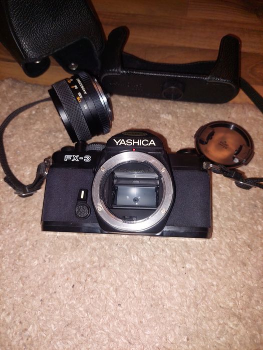 Aparat foto yashica fx3 cu film ,are obiectiv de 50mm dsb 1.9