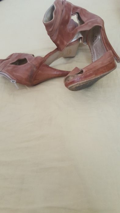 Продавам чисто нови италиански обувки със ток