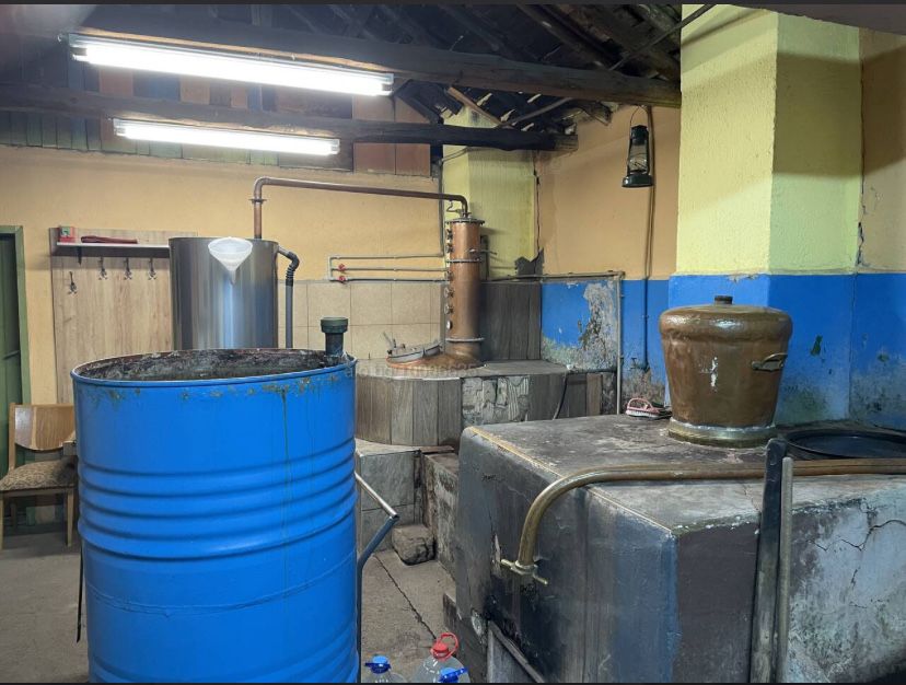 Продава се Промишлена сграда в с. Зимница, Област Ямбол - 2200 кв.м за 25 €/кв.м - Снимка #4