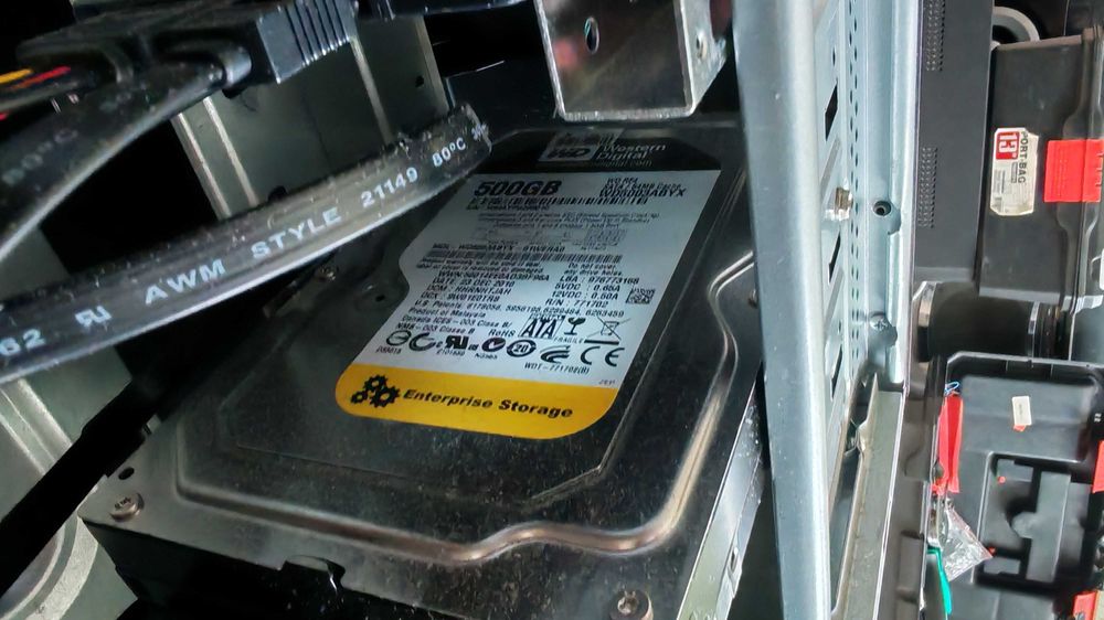 Продавам настолен компютър