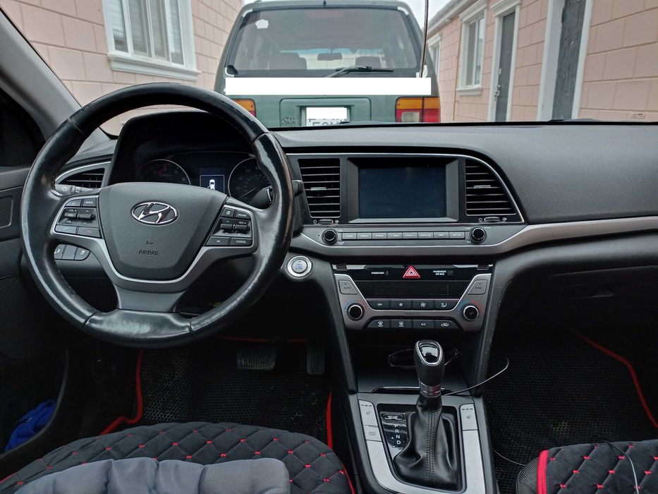 Hyundai Elantra 2017 г.