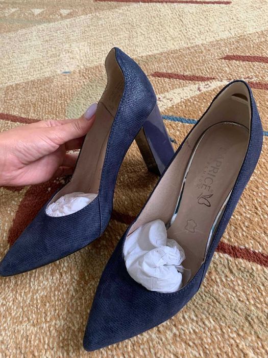 Елегантни обувки с ток CAPRICE от ЕСТЕСТВЕН велур