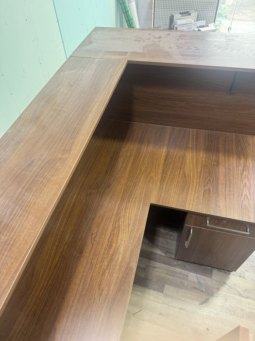 стол для решепшона или для саназина