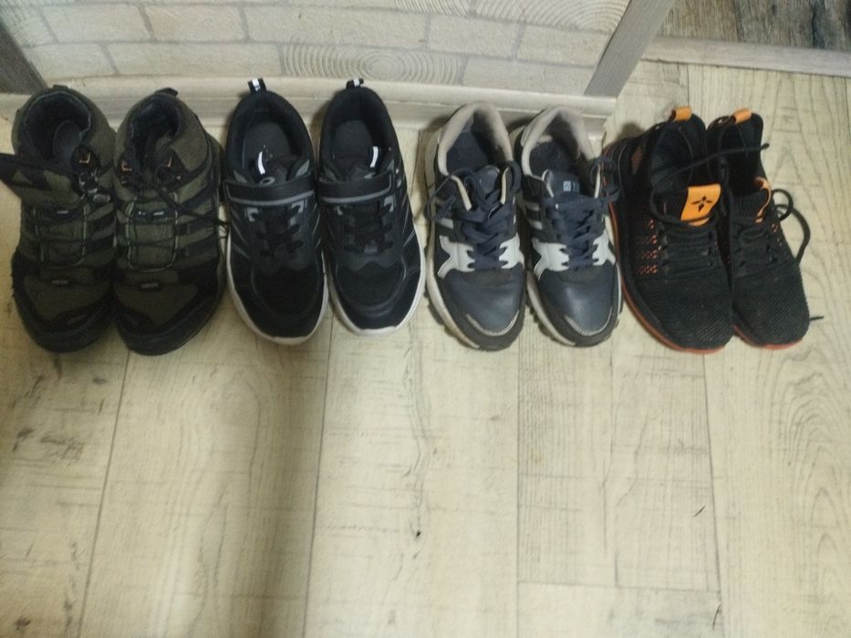 По 3000 пара кросовки