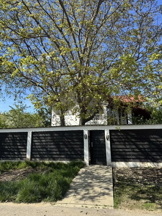Vand casa cu piscina , teren 1000 mp, la 100 m de lac
