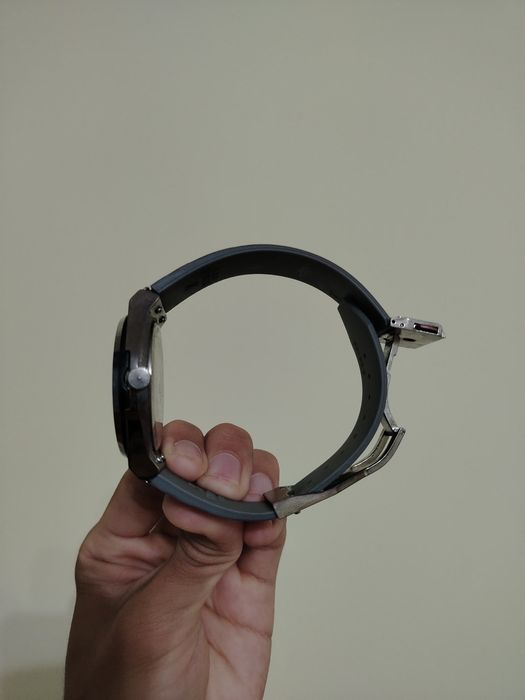 kulrang soat va smart watch sotiladi holati : yangi narxi 99 $