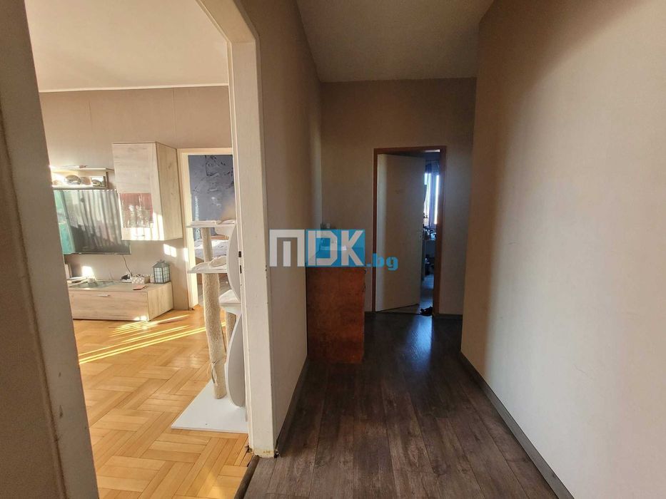 Голям реновиран и обзаведен 3-стаен Коматево