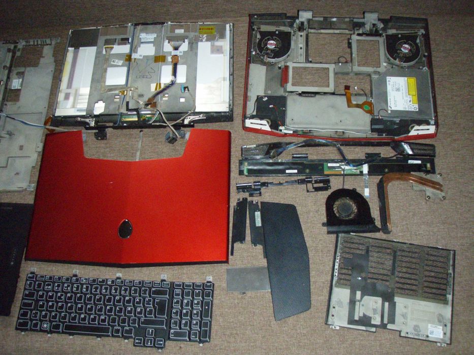 Dezmembrez Alienware M17x-R2 i5-520M 2x ATI HD5850M BD-ROM