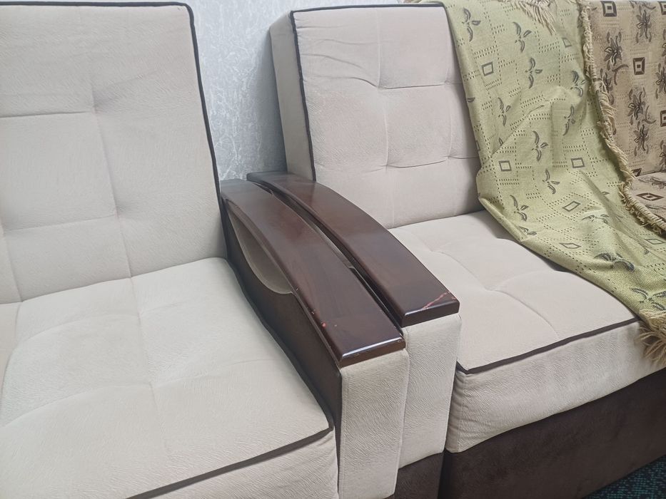 Divan sotiladi holati zor
