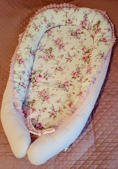Baby nest cu model floral si dantela roz
