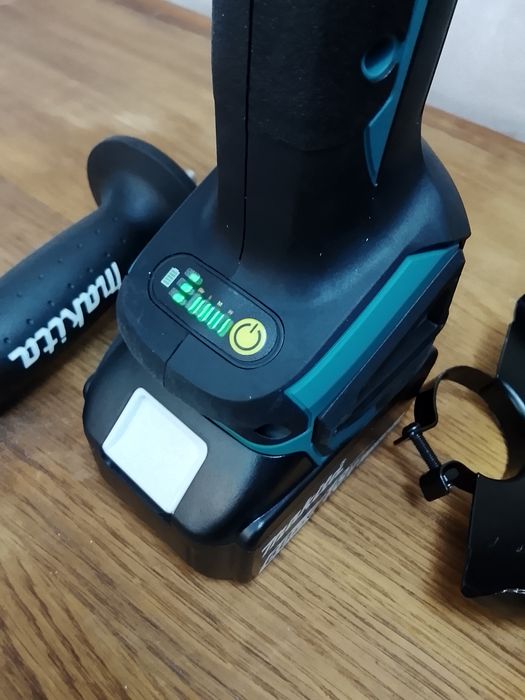 Flex Makita cu variator de viteza și o baterie de 6A