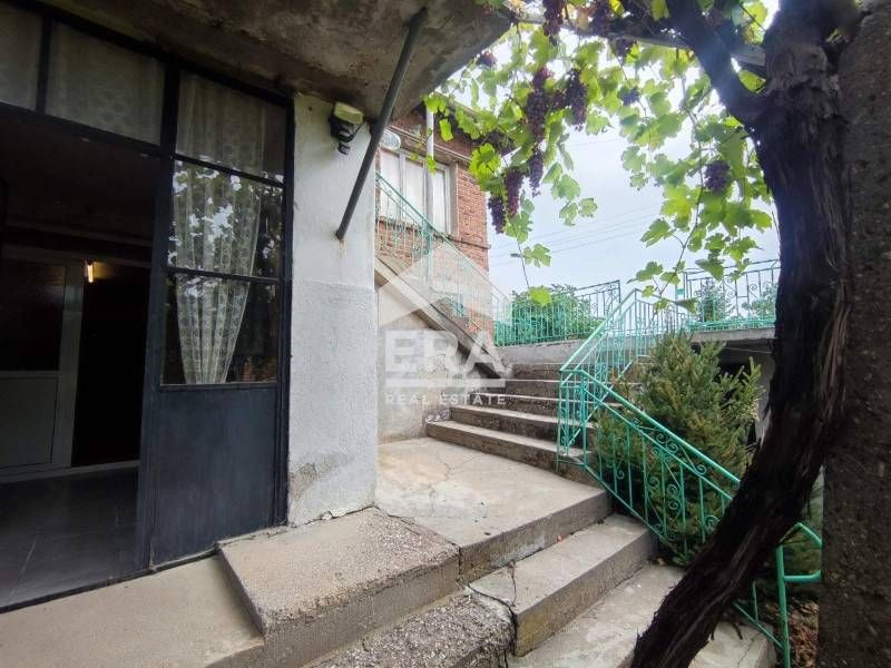 Прекрасна двуетажна къща в село Клокотница