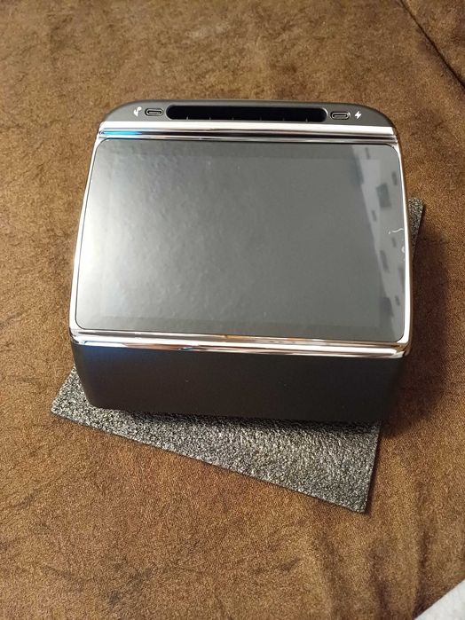 Заден екран за забавление и контрол на климата за Tesla