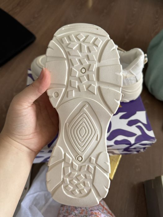 Женские кроссовкий