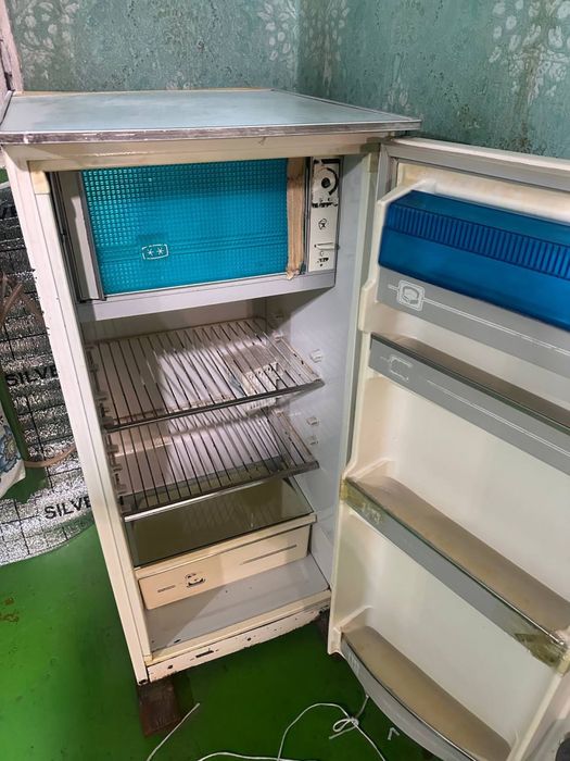 Срочно продам советский холодильник Саратов работает отличный