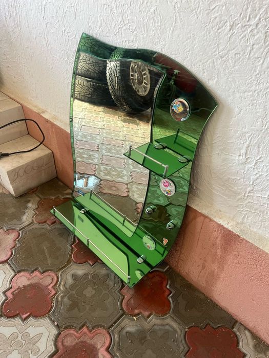 Вытяжка, кресло парикмахерское,, зеркало