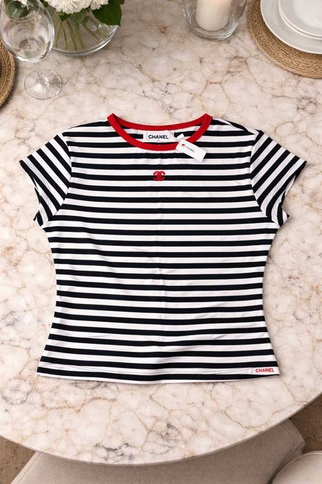 уникална тениска на райе черно бяла черна червен кант на шанел chanel
