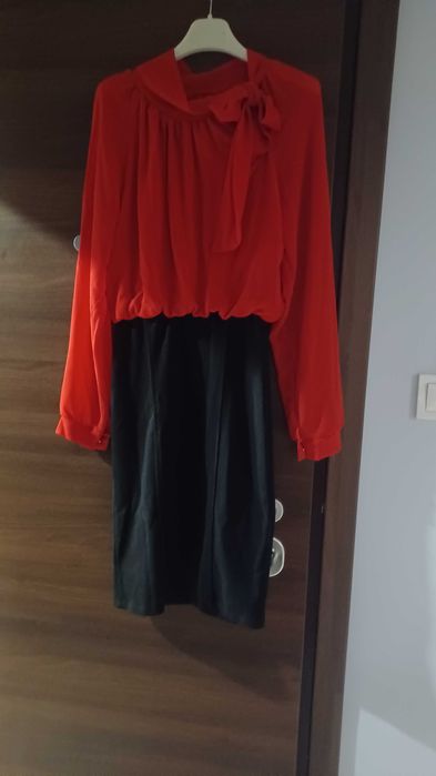 Елегантна рокля в червено и черно