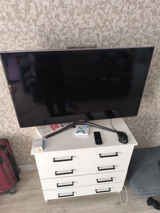 Продам телевизор Samsung 40* смарт.