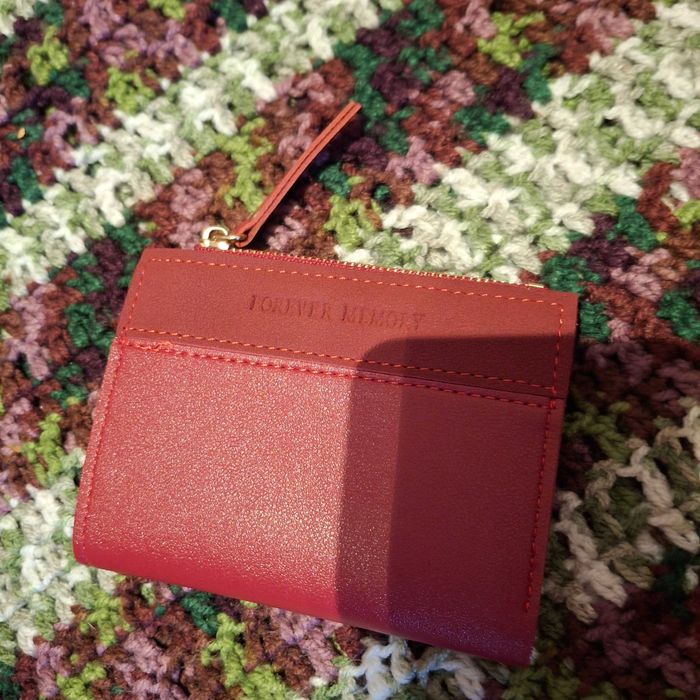 Portofel rosu frumos.