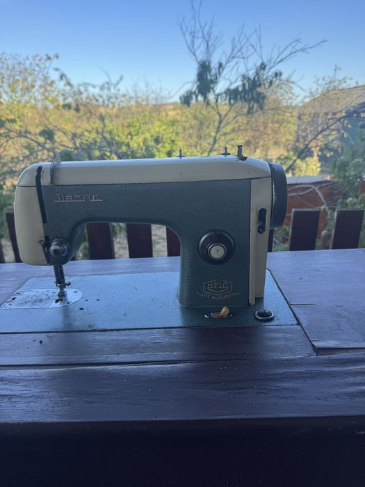 Vand masa de cusut si un radio philips