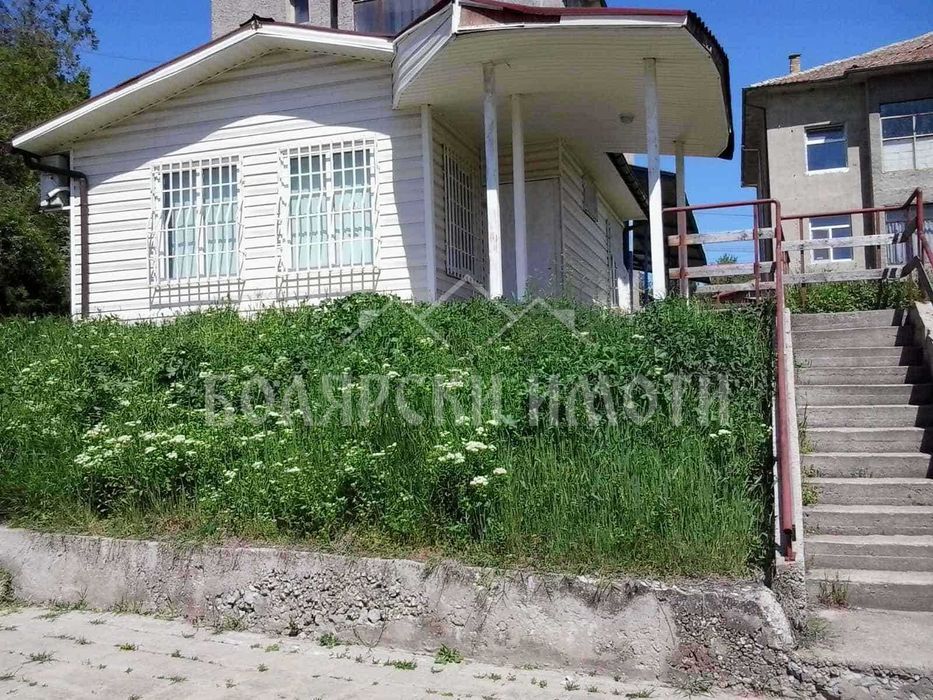 Търговска сграда в село Самоводене