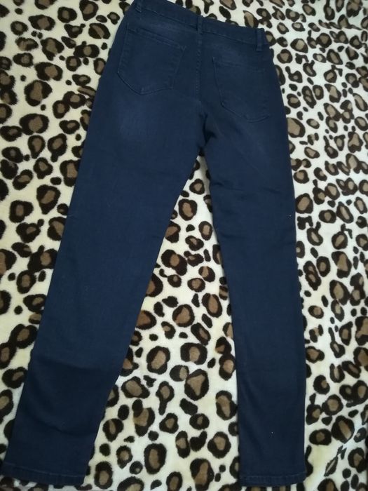 Blugi mărimea 40,noi cu eticheta, de culoare neagra