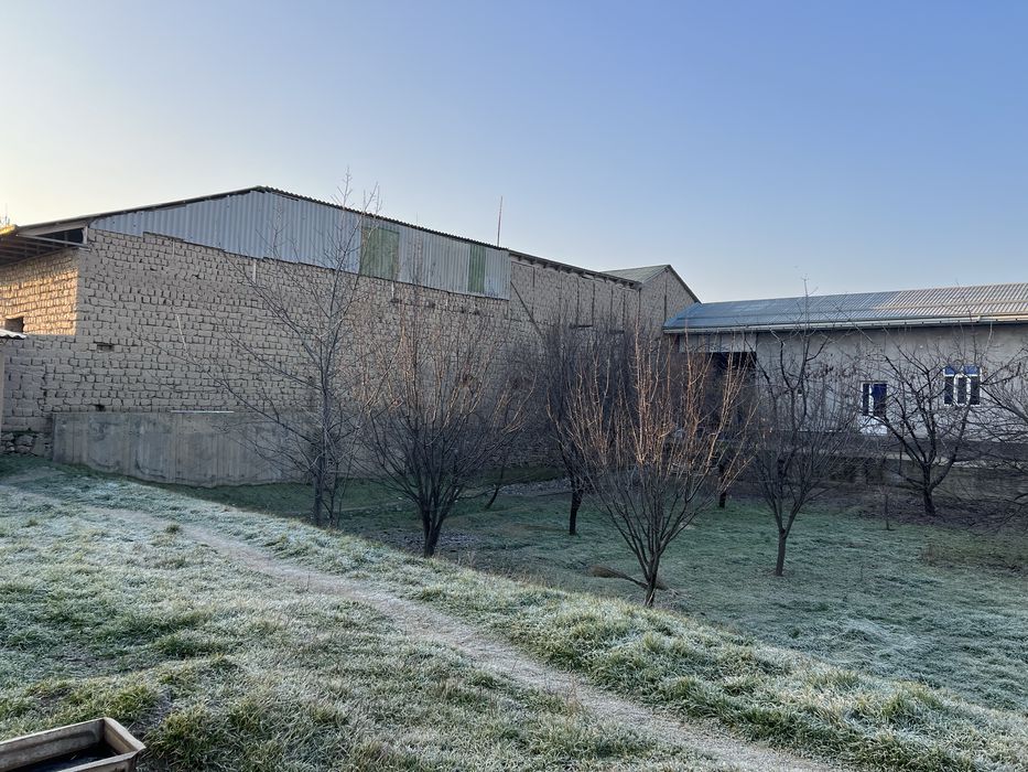 6 sutix uchastka sotiladi 1 ta oshxonasi 1 ta banyasi bor