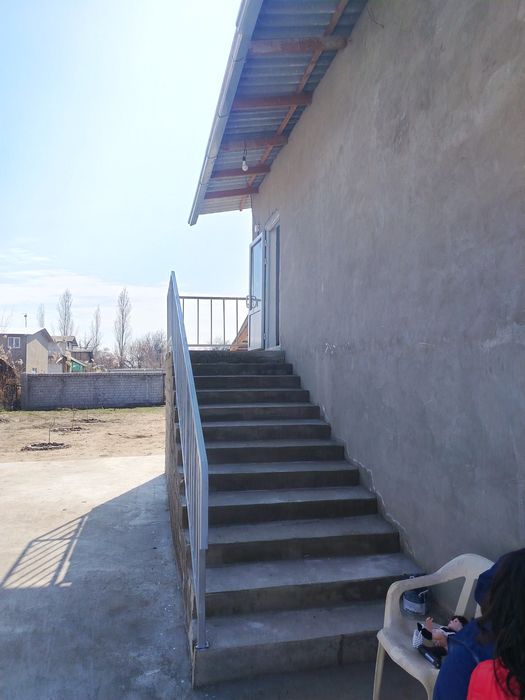 Тошкендан 10 км Сурумда 1 хона лий квартира пулизга 6 сотиглий дала хо