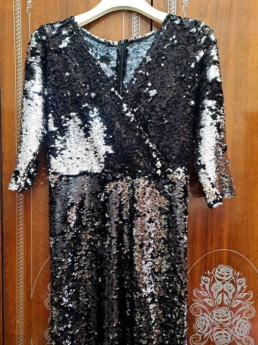 Шикарное платье в пайетках