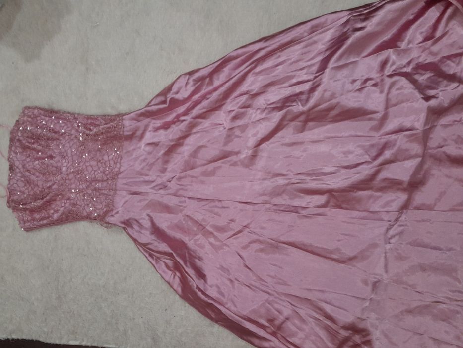 Розовое длинное платье