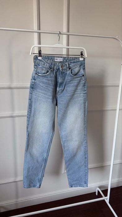 Голубые джинсы Zara