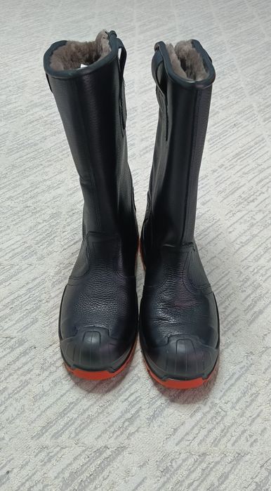 Продается ботинок