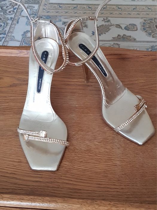 Босоножки золотые