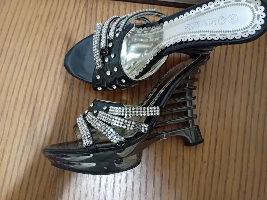 Дамски чехли и сандали