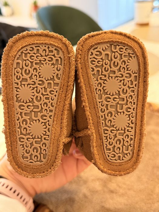 Бебешки боти UGG от естествена агнешка кожа