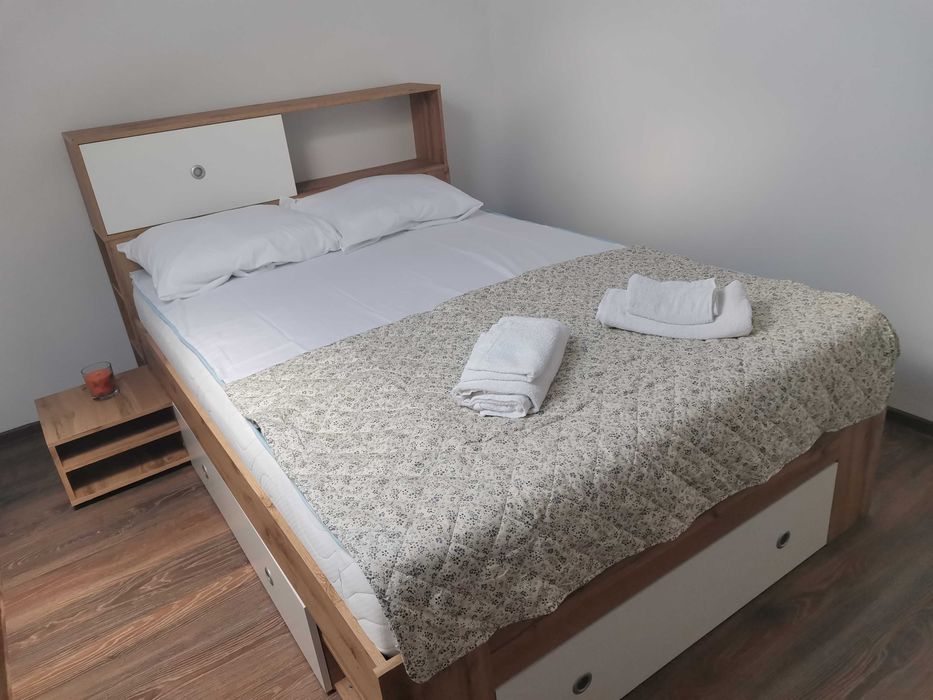 Închiriez camere în clădire