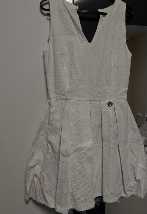 Бяла къса рокля.