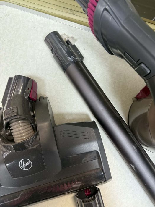 Вертикална прахосмукачка Hoover HF1