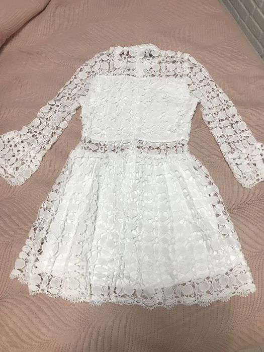 Бяла дантелена рокля